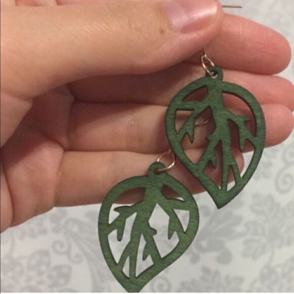 Wooden leaf earrings   - Picture 6 of 6
